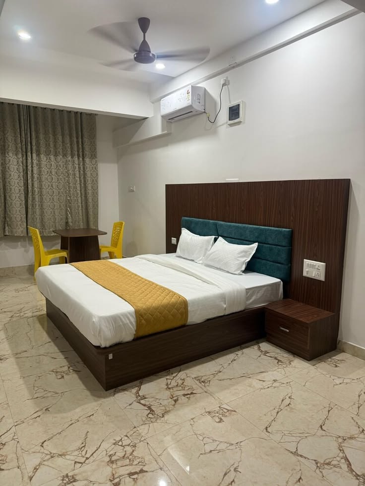 Under 1000 Rooms